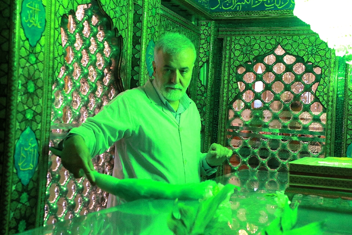 غبار روبی از حرم مطهر شاهچراغ (ع) با حضور شهردار شیراز